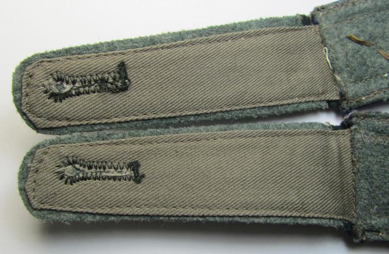 Superb - and rarely seen! - pair of WH (Heeres), 'cyphered', so-called: 'M36 o. M40'-NCO-type shoulderstraps as was intended for usage by a: 'Feldwebel einer Sanitäts-Abteilung und Mitglied einer Ärtzlichen Akademie des Heeres'