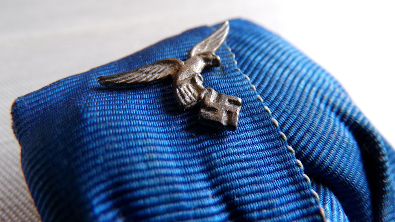 Wehrmacht 4 Years Service Medal with Luftwaffe Droop Tail Eagle