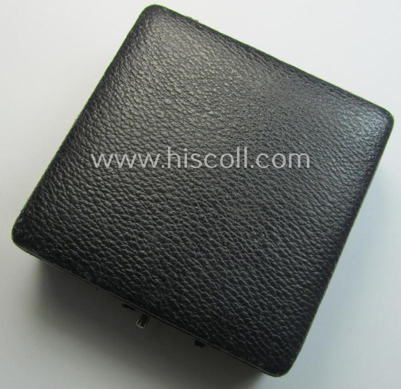 'EK 1. Klasse' (or: Iron Cross 1st class) as executed in the scarcely seen so-called: 'screw-back'-pattern being a non-marked example that comes stored in its accompanying etui