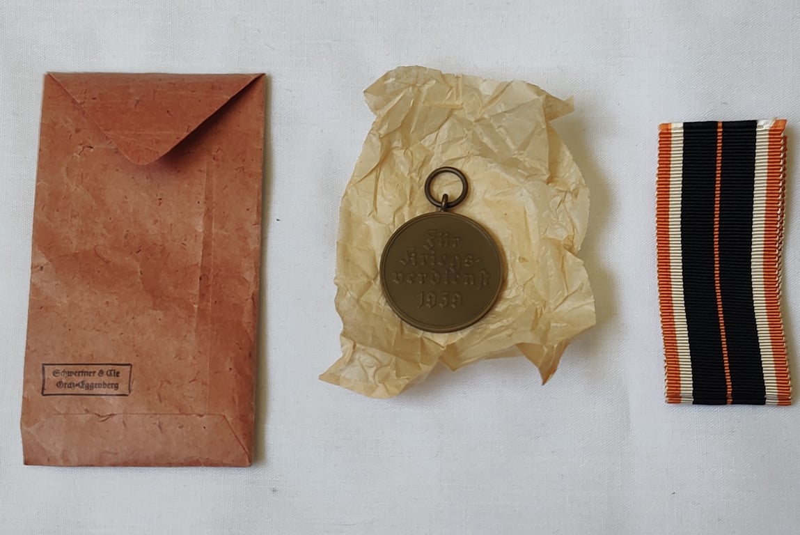 Medal set: KvM 'KriegsverdienstMedaille (War merit medal 1939) and issue packet