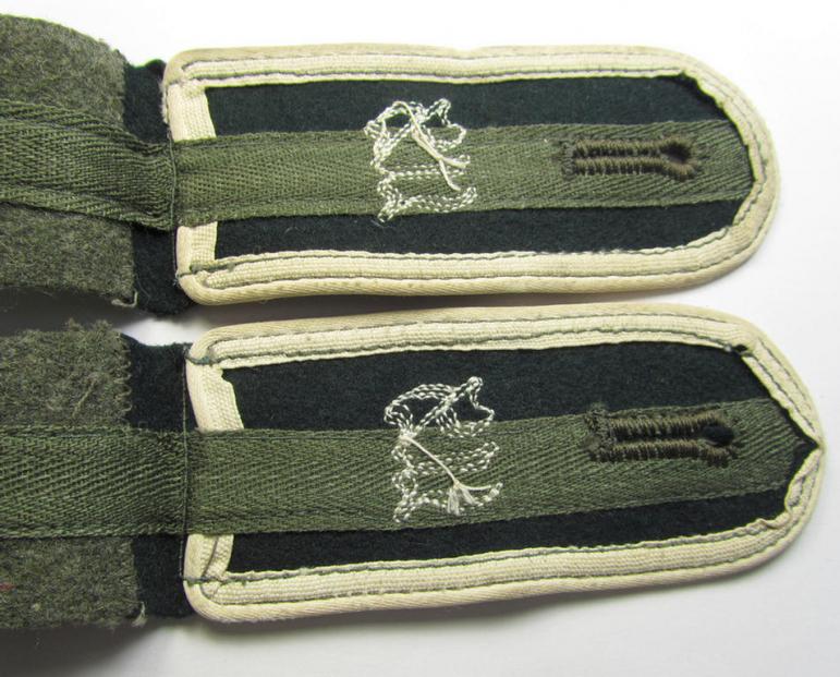 Stunning - and/or fully matching! - pair of WH (Heeres) later-war-period so-called: 'M44'-styled. EM-type, 'cyphered' shoulderstraps as was intended for a: 'Soldat der Inf.-Truppen u. Mitglied einer Unteroffiziersschule'