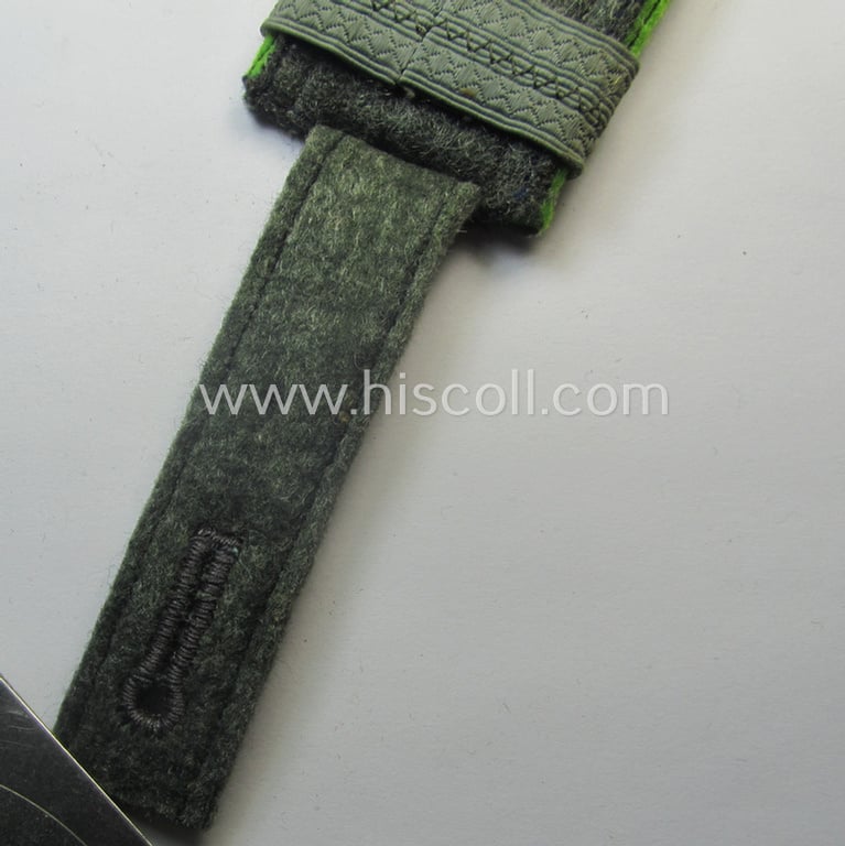Single, WH (Heeres) I deem mid-war period- (ie. 'M43'-pattern-) NCO-type shoulderstrap as was intended for usage by an: 'Unteroffizier u. Offiziersanwärter der Panzer-Grenadier-Trpn.'