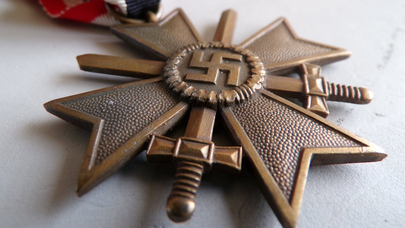 Kriegsverdienskreuz mit schwerten