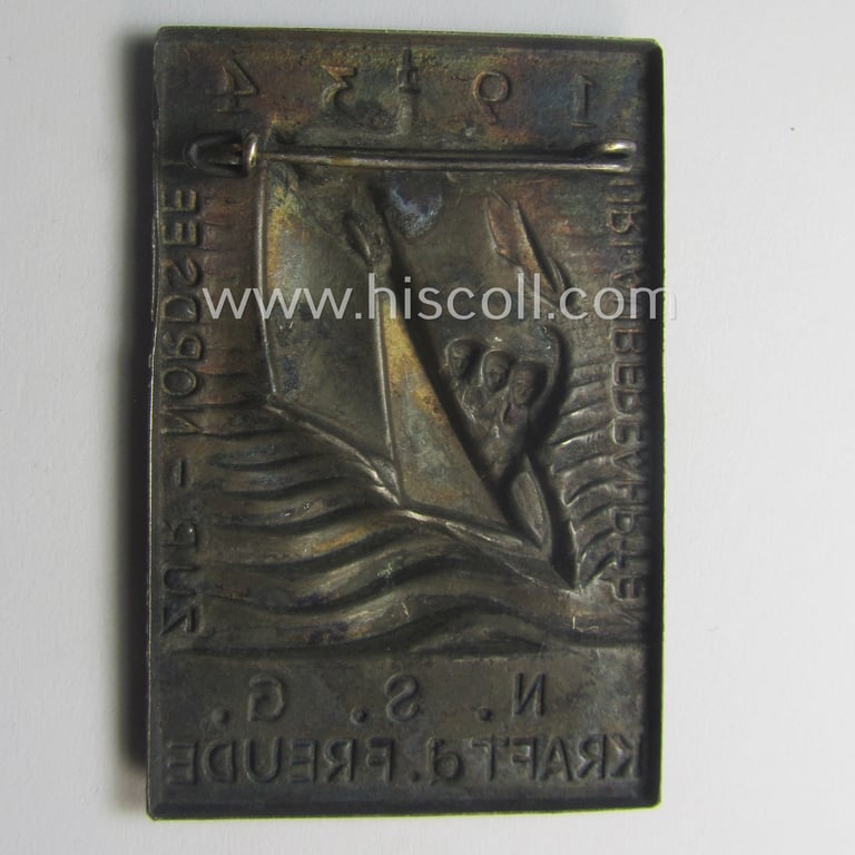 'KdF'- ('DAF- o. Kraft durch Freude'-) related day-badge (ie. 'tinnie') depicting a sailing-vessel with crew and text that reads: 'N.S.G. Kraft durch Freude - Urlauberfahrten zur Nordsee - 1934'