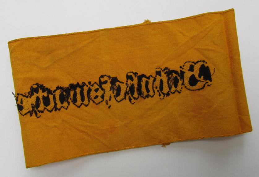Very nice - and scarely encountered! - Wehrmacht-related, golden-yellow-coloured and/or typical linnen-based armband (ie. 'Armbinde') as executed in 'BeVo'-weave-pattern entitled: 'Bahnhofswache'