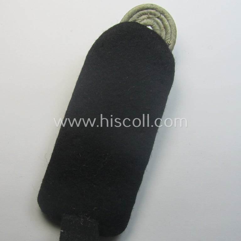 Superb - albeit regrettably single! - Waffen-SS, officers'-pattern shoulderboard as piped in the white-coloured branchcolour as was intended for usage by an: 'SS-Sturmbannfuhrer' who served within the: 'Waffen-SS Infanterie-Trpn.'