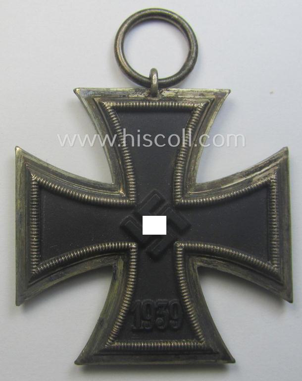 'EK II. Klasse'-set comprising of a non-maker-marked specimen that comes with its ribbon (ie. 'Bandabschnitt') and 'Zellstoff'-based pouch as produced by the company: 'L.Chr. Lauer' (ie. 'Hersteller 14')