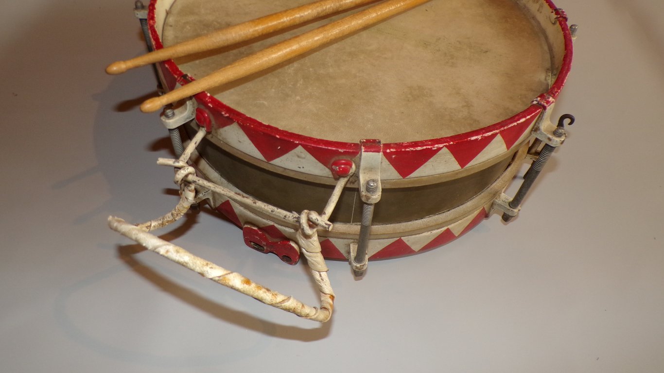 HJ / DJ Marching Snare Drum with Drumsticks