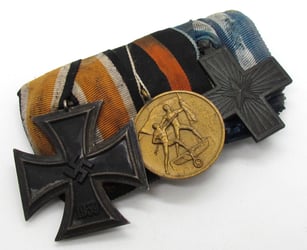 Three pieced Medal Bar with also Italian War...