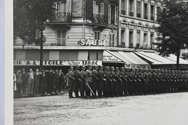 German WH Press Photo 'Paris Parade'