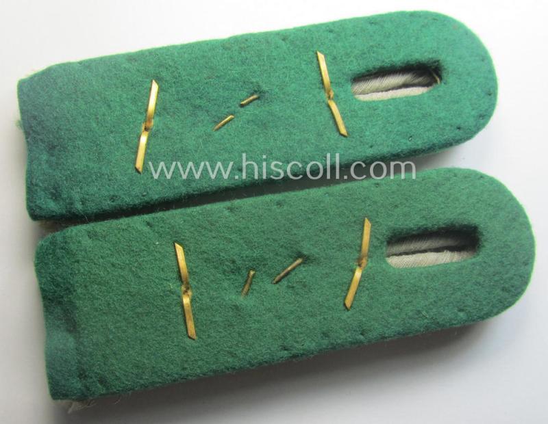 Attractive - and fully matching! - pair of neatly 'cyphered', administrative-officers'-pattern shoulderboards as was specifically intended for usage by a WH (Heeres) 'Hauptmann des gehobener Dienstes'