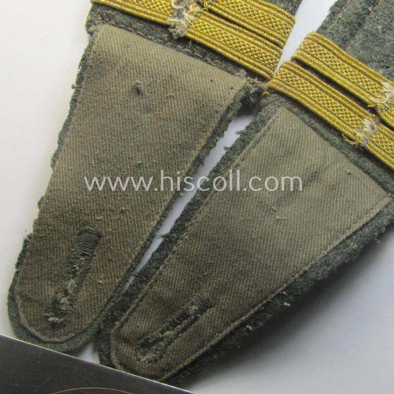 Superb - scarcely encountered and fully matching! - pair of 'cyphered' WH (Kriegsmarine) NCO-type shoulderstraps as was intended for usage by an: 'Unterfeldwebel u. Offiziers-Anwärter eines Küsten-Artillerie-Abtlgs.'