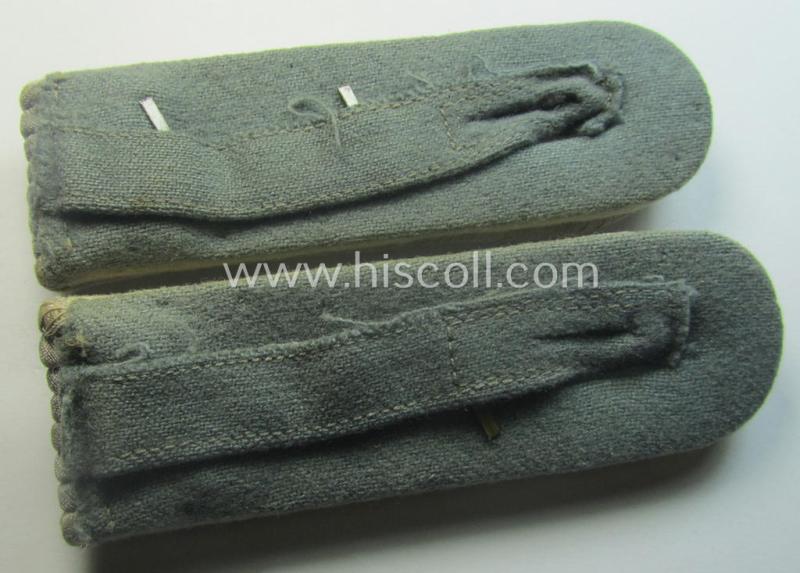 Pair of WH (Heeres officers'-type shoulderboards as (dual)piped in the white-coloured branchcolour as was intended for a: 'Hauptmann der Infanterie-Truppen'