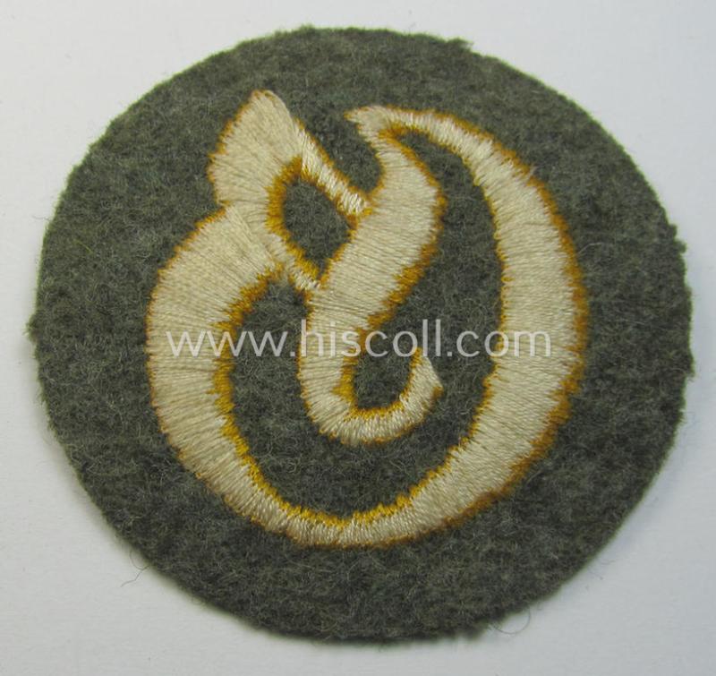 Neat - later-war-period- and actually quite scarcely encountered! - WH (Heeres) machine-embroidered, trade- or special-career insignia (ie. 'Laufbahn- o. Tätigkeitsabzeichen') as was intended for a: 'Geräteverwaltungs-Unteroffizier'
