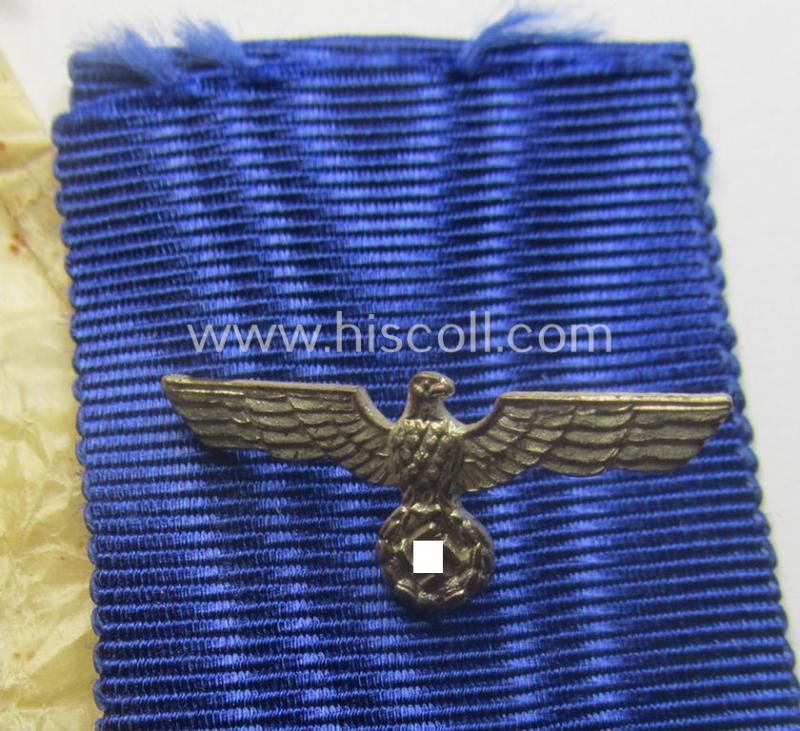 WH (Heeres o. KM) bright-silver-toned, 'WH-DA der 4. Klasse für 4 Jahre Dienstzeit' that comes with its accompanying ribbon (ie. 'Bandabschnitt') and eagle-device as stored in its period 'Cellophan'-based pouch