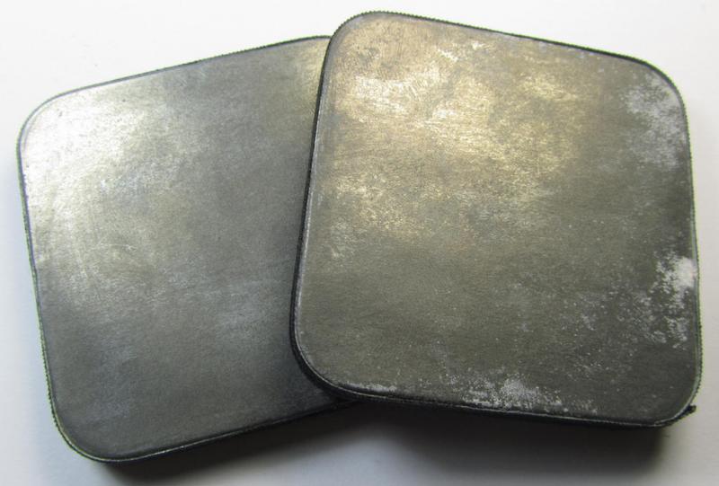 Unusal WH-equipment-item: a metal-based, square-sized box holding a pair of replacement gasmask-lenses for tropical-usage (ie. 'Klarscheibenbüchse - Tp') being a mint- ie. unissued example that bears a 3-digit maker-code ('hrr') and/or date: '19...