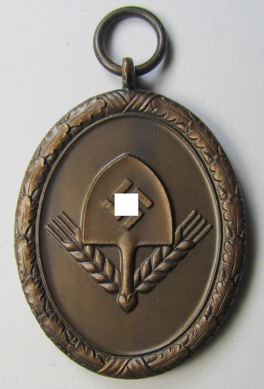 Attractive, RAD (ie.'Reichsarbeitsdienst') so-called: 'Dienstauszeichnung 4. Stufe für Männer' (as was intended for 4 years loyal-service) that comes stored in its (scarcely seen and equally nicely preserved!) light-brown-coloured box ie. etui