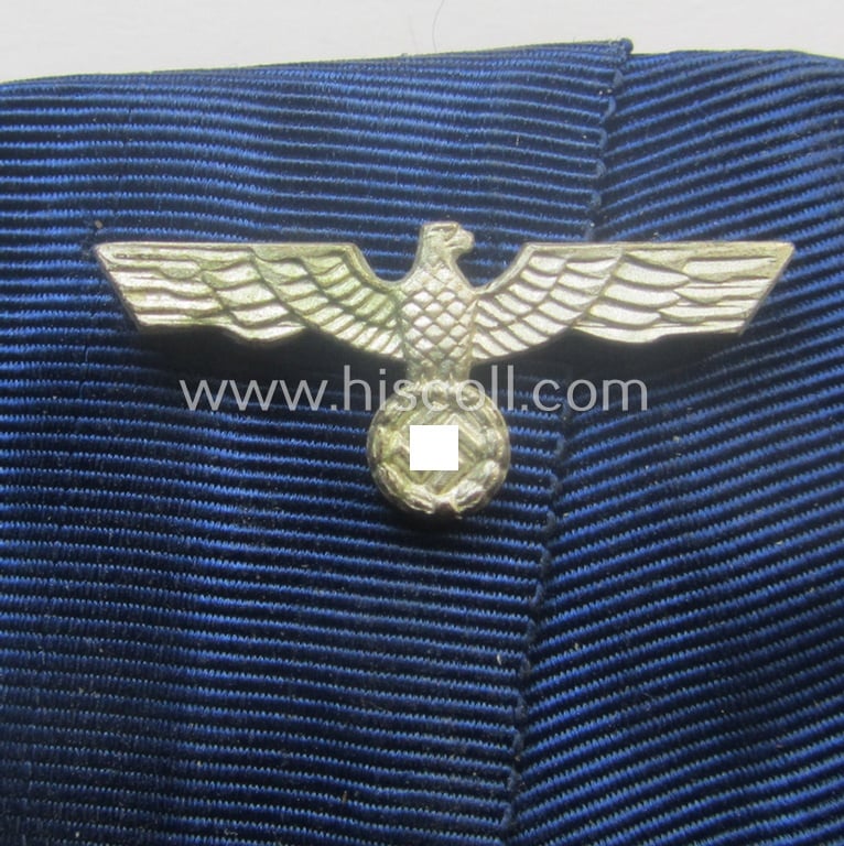 Silver-toned, WH (Heeres o. KM) so-called: 'Einzelspange' showing a: 'WH-Dienstauszeichnung 2. Stufe' (as was intended for 18 years of loyal-service) and that shows a detailed, Heeres o. KM-type-eagle-device, period-attached