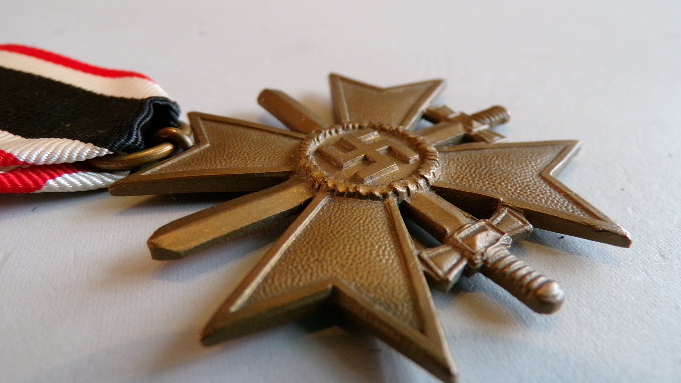 Kriegsverdienskreuz mit schwerten