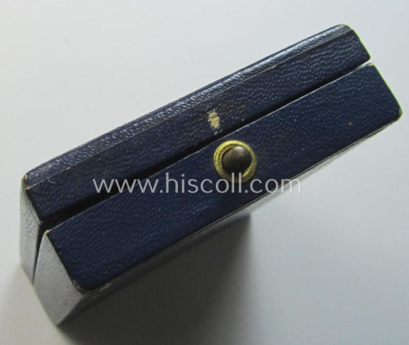 Attractive - and very unusual! - WWI-period: 'Eisernes Kreuz II. Klasse' (or: iron cross second class) being a maker- (ie. 'M'-) marked example that comes stored in its luxuriously-styled, darker-blue etui as issued and found
