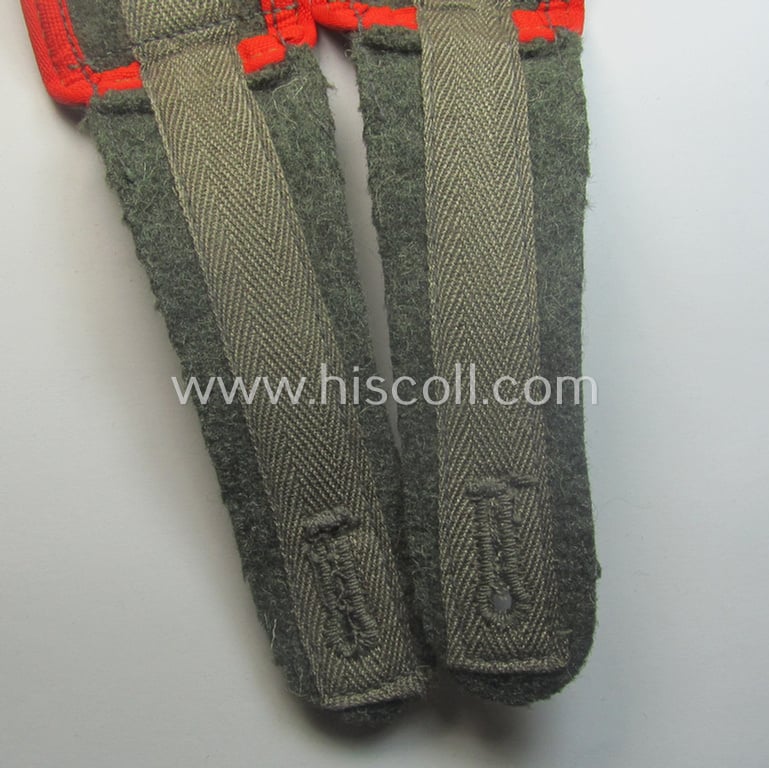 Superb pair of later-war-period, so-called: 'M44'-pattern and/or simplified, WH (Heeres) EM'-type shoulderstraps as piped in the bright-red-coloured branchcolour as intended for usage by a: 'Soldat der (Sturm)Art.-Trpn.'