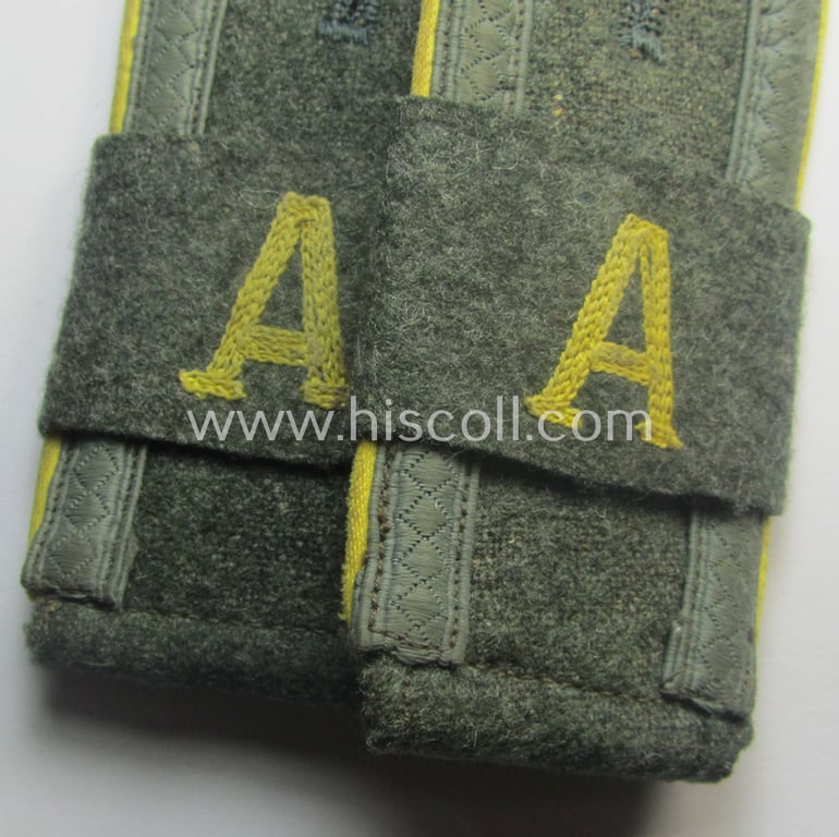 Pair of WH (Heeres) so-called: 'M40- o. M43'-styled NCO-type shoulderstraps having a pair of 'A'-'Überschuben' period-attached as intended for an: 'Uffz. eines Nachr.-Rgts. o. Abts.'