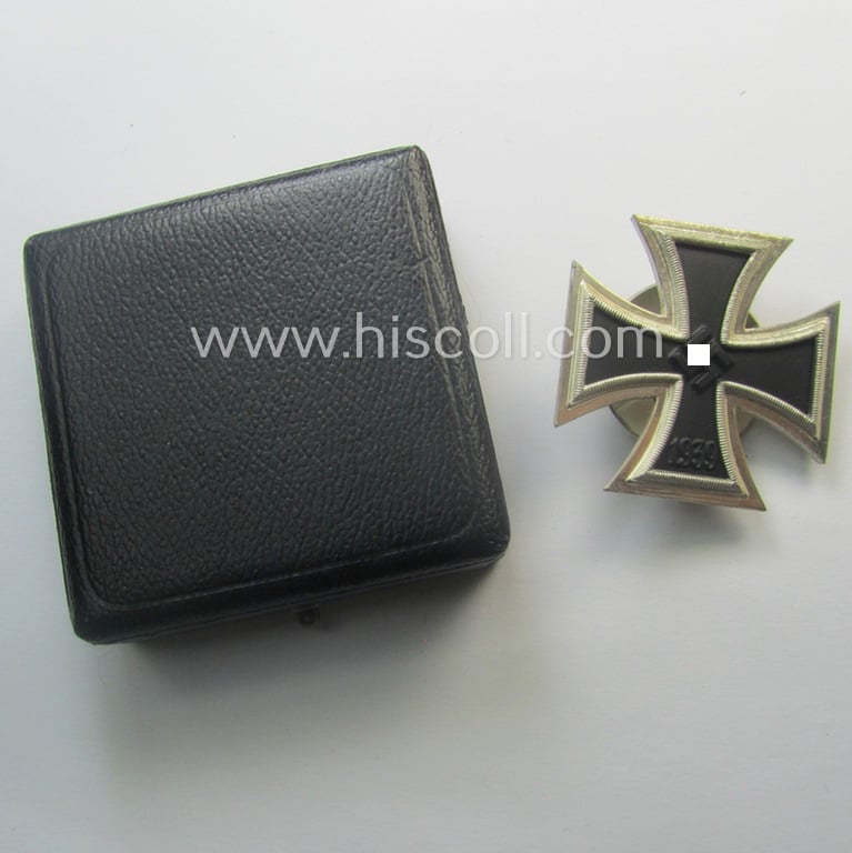 Superb, 'EK 1. Klasse' (or: Iron Cross 1st class) as executed in the scarcely seen so-called: 'screw-back'-pattern being a non-marked example that comes stored in its accompanying and maker-marked (ie. 'L/18'-) marked) etui