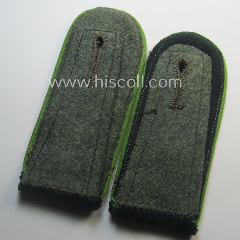 Pair of early- (ie. mid-) war-period so-called: 'M40 o. M41'-pattern, WH (Heeres) EM-type shoulderstraps as piped in the 'hellgrüner'-coloured branchcolour as intended for a: 'Soldat eines Panzer-Grenadier-Rgts. o. Abtlgs.'