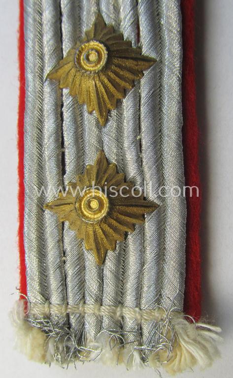 Neat - albeit regrettably single! - WH (Luftwaffe) officers'-type shoulderboard as piped in the bright-red-coloured branchcolour as was intended for a: 'Hauptmann eines Flak-Artillerie-Regiments o. Abteilungs'