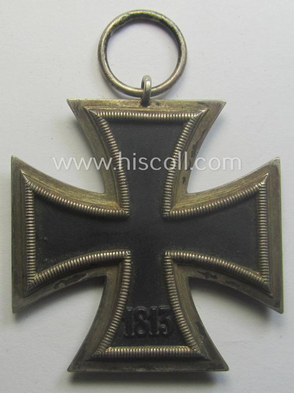 Interesting (and complete!) 'Eisernes Kreuz II. Klasse'-set comprising of a non-maker-marked example that comes stored in its period, 'Zellstoff'-based pouch by the distributor (ie. 'Hersteller'): 'Gottlieb & Wagner - Oberstein/Nahe'