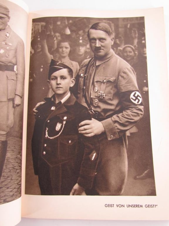 Book : Jugend Um Hitler