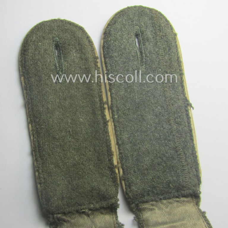Moderately used pair of WH (Heeres), early- (ie. mid-) war-period- (ie. 'M41- o. M43'-) pattern EM-type shoulderstraps as piped in the white-coloured branchcolour as was intended for a: 'Soldat eines Infanterie-Rgts.'