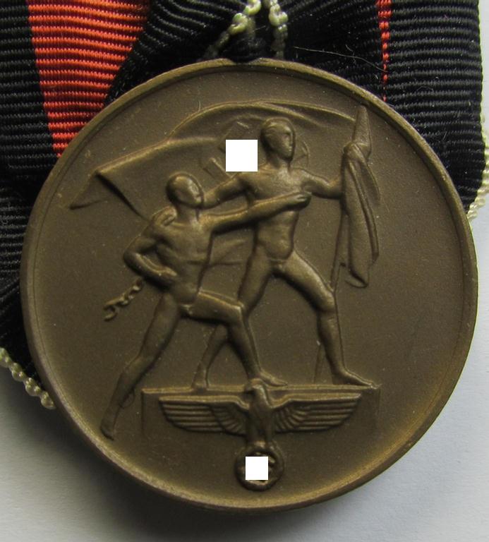 Neat, golden-bronze-toned WH (Heeres o. KM etc.) so-called: 'Einzelspange' (being of the 'standard-issued'- ie. 'non-detachable'-pattern) showing a WH Czech 'Anschluss'- (ie. occupation-) medal: '1 October 1938'