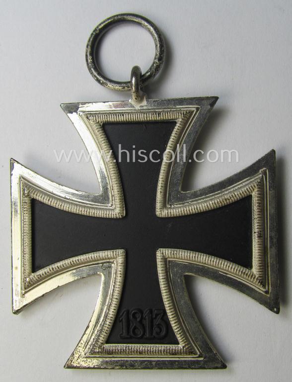 Stunning, 'Eisernes Kreuz II. Klasse' being a maker- (ie. '100'-) marked example that comes together with its original- (and never-mounted) ribbon (ie. 'Bandabschnitt') as was produced by the maker (ie. 'Hersteller'): 'Wächtler & Lange'