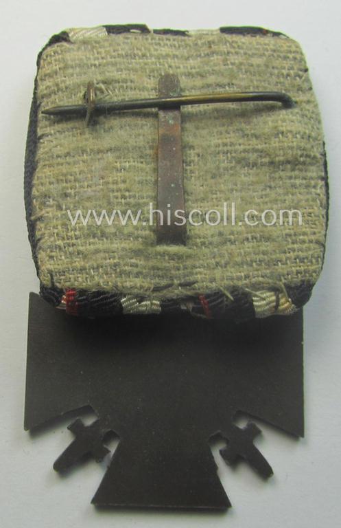 Golden-bronze-toned, so-called: 'Einzelspange' showing a: 'Frontkämpferkreuz 1914-18 mit Schwertern' (ie.: 'Kriegsteilnehmerkreuz 1914-18 mit Schw.') being a detailed- and/or zinc- ie. 'Feinzink'-based, specimen