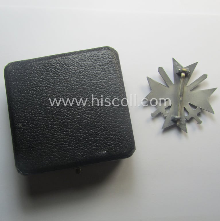 'KvK 1. Klasse mit Schwertern' being a neatly maker (ie. '4'-) marked example that comes in its non-maker- (but luxuriously-styled!) etui as issued