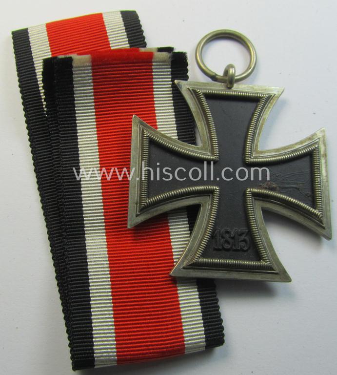 'Eisernes Kreuz II. Klasse' being a non-maker-marked example that comes together with its original- and never-mounted ribbon (ie. 'Bandabschnitt') as was produced by a (by me) unidentified maker (ie. 'Hersteller')