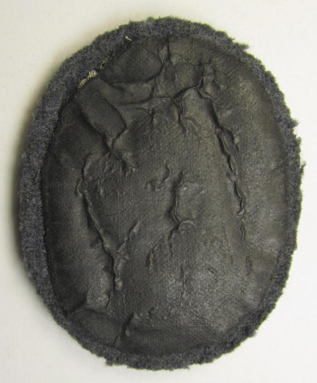 Superb, WH (Luftwaffe) 'Fallschirmschützen-Abzeichen in Stoff' (or: cloth-based paratroopers' jump-badge) that is nicely machine-embroidered and being of the so-called: 'padded version'