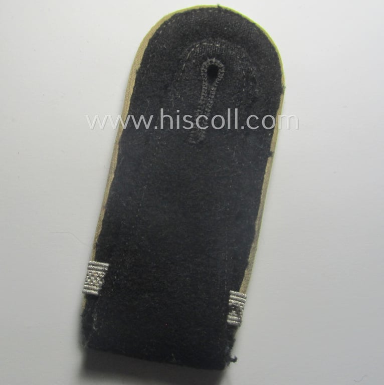 Single, Waffen-SS, EM-type shoulderstrap as piped in the white-coloured branchcolour as was intended for usage by an: 'SS-Schütze u. Unterführer-Anwärter' who served within the: 'Waffen-SS Infanterie-Trpn.'