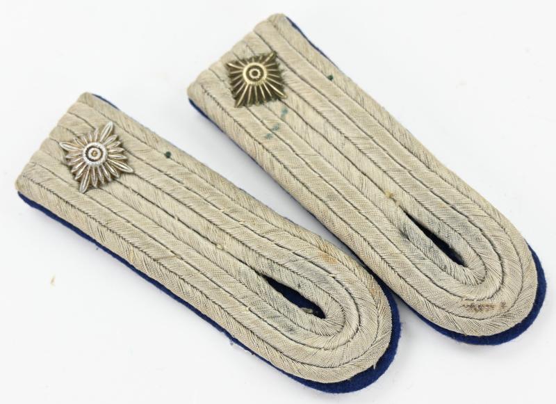 German WH Officer's Shoulderboards 'Arzt'