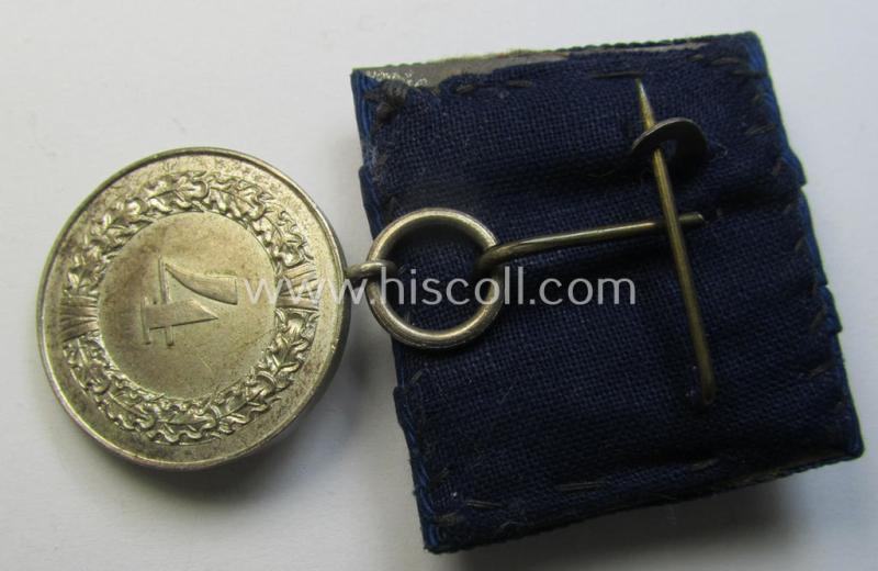 Attractive, bright silver-toned WH (Luftwaffe) so-called: 'Einzelspange' showing a: 'WH-Dienstauszeichnung 4. Stufe' (as was intended for 4 years of loyal-service) and that shows a detailed, Luftwaffe-type-eagle-device, period-attached