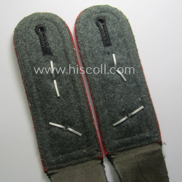 Pair of WH (Heeres) early-war-period- (ie. 'M40'-pattern and typical 'standard-issued') NCO-type shoulderstraps as intended for usage by an: 'Oberwachtmeister eines (Sturm)Art.-Abts. o. Rgts.'