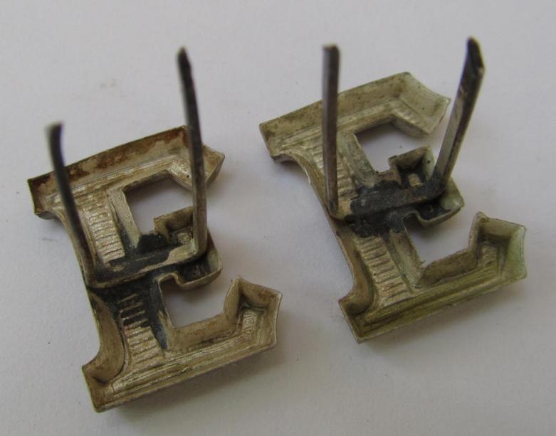 Superb - and fully matching! - pair of Waffen-SS-related-, silver-coloured (ie. 'Buntmetall'-based-) so-called: 'E'-shoulderstrap-'cyphers' (ie. 'Ziffern'), as was intended for an: 'SS-Unterführer der Ergänzungsstellen'
