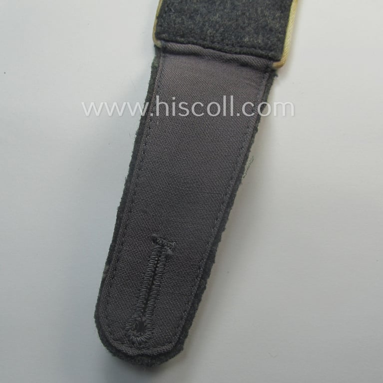 Neat - albeit regrettably single! - WH (Luftwaffe) EM-type shoulderstrap as piped in the desirable white-coloured branchcolour as was intended for - and with certainty used by! - a: 'Soldat der Hermann Göring-Div.'