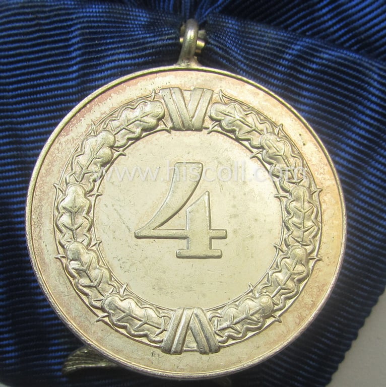 Bright silver-toned WH (Luftwaffe) so-called: 'Einzelspange' showing a: 'WH-Dienstauszeichnung 4. Stufe' (as was intended for 4 years of loyal-service) and that shows a detailed, Luftwaffe-type-eagle-device, period-attached