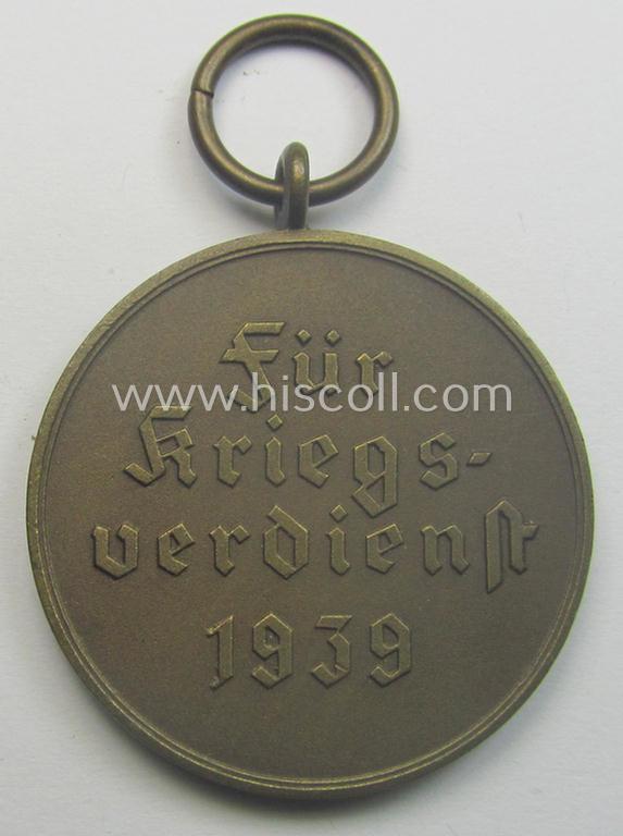 'Kriegsverdienstmedaille 1939'-set comprising of a non-maker-marked- (and/or: typical 'Buntmetall'-based!) specimen that came together with its period-ribbon and 'Zellstoff'-based pouch by the maker: 'Paul Meybauer'