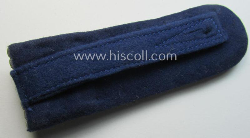 Attractive - albeit regrettably single - neatly 'cyphered' WH (Heeres) officers'-type shoulderboard as piped in the darker-blue-coloured branchcolour as was intended for an: 'Oberleutnant u. Arzt eines Sanitäts-Abteilungs'