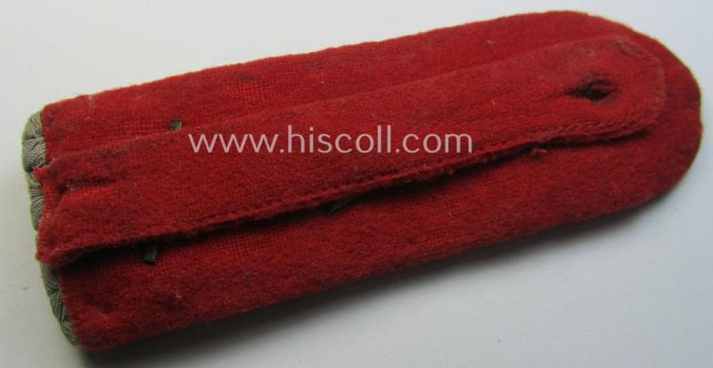 Single, WH (Heeres) neatly 'cyphered', officers-pattern shoulderboard as intended for an: 'Oberleutnant u. Mitglied einer Art.-Beo.-Abts.'