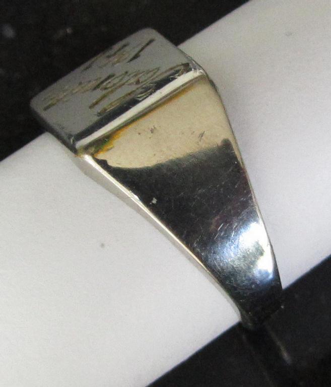 Attractive, WH (LW-, Heeres- etc.) related, metal-based (ie. shiny silver-coloured- and I deem chromed-steel-based) so-called: 'souvenir'-ring from the Greek campaing depicting the engraved text that reads: 'Saloniki 1941'