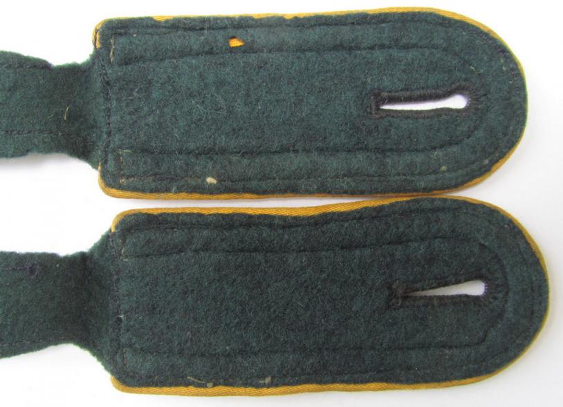 Attractive - and/or fully matching! - pair of early- (ie. pre-) war-period- ie. 'M36'/'M40'-pattern, WH (Heeres), NCO-type shoulderstraps as were intended for an: 'Unteroffizier eines Kavallerie- o. Aufklärungs-Abteilungs'
